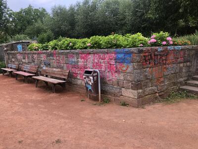 Bild vergrößern: Graffitis an Mauern im Botanischen Garten