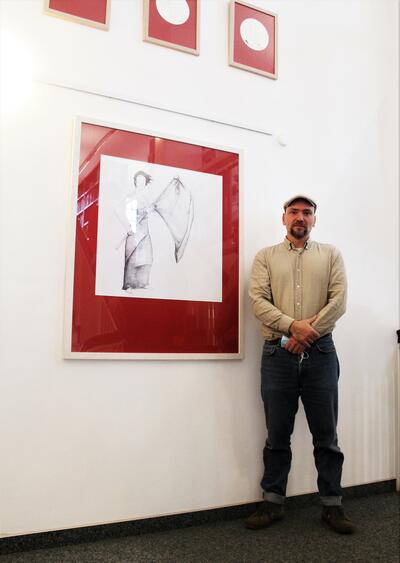 Bild vergrößern: Künstler Steffen Schmolke mit einem seiner ausgestellten Werke