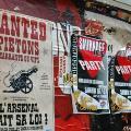 Plakate an der Wand