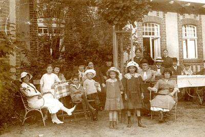 Bild vergrößern: Familienfoto um 1920