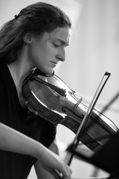 Bild vergrern: Schwarz-Wei-Fotografie einer Geigenspielerin
