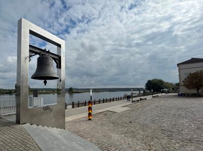 Bild vergrößern: Blick auf die Friedensglocke an der Oderpromenade
