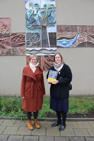 Bild vergrern: v.l.n.r.: Magdalena Scherer (Kulturbro) und Karen Schumann (Stadt- und Regionalbibliothek)