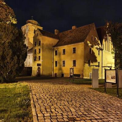 Bild vergrern: Museum Zary-Sorau bei Nacht