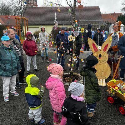 Bild vergr&ouml;&szlig;ern: Übergabe Kindercharta Heimatverein Kliestow-Osterbaumschmücken