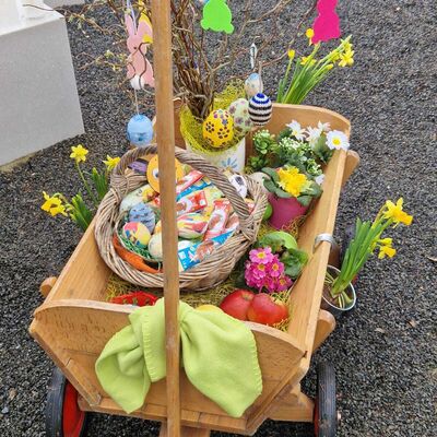 Bild vergr&ouml;&szlig;ern: Übergabe Kindercharta Heimatverein Kliestow-Überraschungen Osterhase