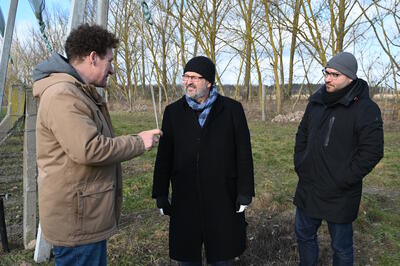 Bild vergrößern: V.l.n.r.: Raik Neumann (Obsthof Neumann), Minister Axel Vogel sowie Oberbürgermeister René Wilke beim Vor-Ort-Gespräch auf dem Obsthof.