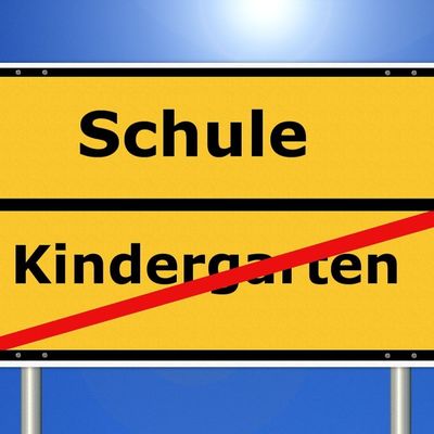 Schild Kindergarten beendet - Schule