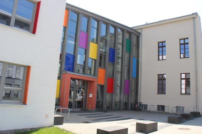 Bild vergrößern: Volkshochschule Eingang