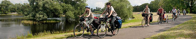 Bild vergrößern: 2 Radfahrerinnen an der Oder