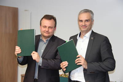 Bild vergrößern: Slubices Bürgermeister Tomasz Ciszewsicz und Christian Kuke, Geschäftsführer der Frankfurter Stadtverkehrsgesellschaft