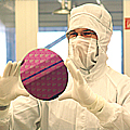 Arbeiter in einer Chipfabrik