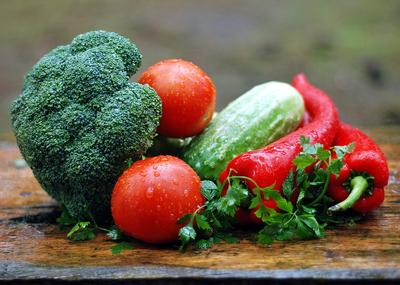 Bild vergrern: Brokkoli, Tomaten, Gurke und roter Paprika