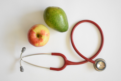 Bild vergrern: Bild mit einem Apfel, einer Advocado und einem Stethoskop