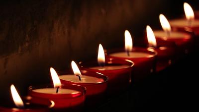 Bild vergrößern: Brennende Kerzen - Gedenk- Zeremonie
