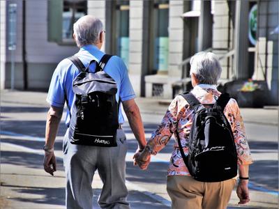Bild vergrern: 2 Senioren gehen Hand in Hand spazieren