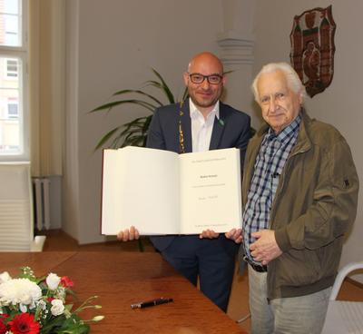Bild vergrern: Knstler Walter Kreisel und Oberbrgermeister Ren Wilke mit Goldenem Buch