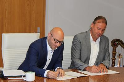 Bild vergrern: Bildungsstaatssekretr Dr. Thomas Drescher und Oberbrgermeister Ren Wilke unterzeichnen die Absichtserklrung