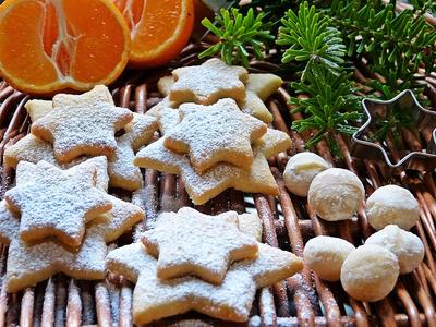 Bild vergrößern: Weihnachtsplätzchen, Orangen und Tannenzweig