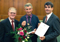 Bild vergrößern: ehemaliger Radsportler Gustav Adolf (Täve) Schur, Preisträger Reinhard Scheer und Oberbürgermeister Dr. Martin Wilke