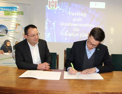 Bild vergrößern: Claus Junghanns (Bürgermeister und Beigeordneter für Ordnung, Sicherheit, Wirtschaft und Beteiligungen) sowie Sven Nitze (Telekom-Regionalmanager) bei der Vertragsunterzeichnung