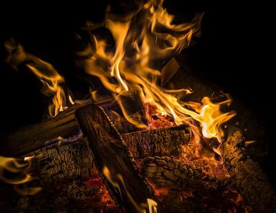 Bild vergrößern: Flammen und Glut eines Lagerfeuers