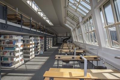 Bild vergrößern: leere Unigebäude, Universitätsbibliothek  während der Coronapandemie