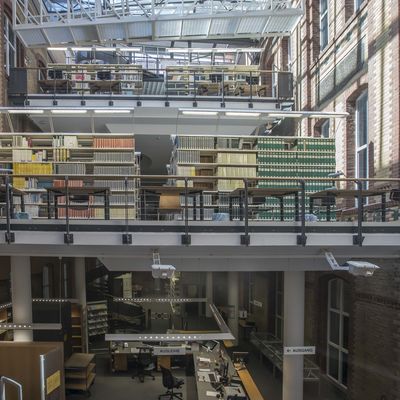 Bild vergrößern: leere Unigebäude, Universitätsbibliothek  während der Coronapandemie