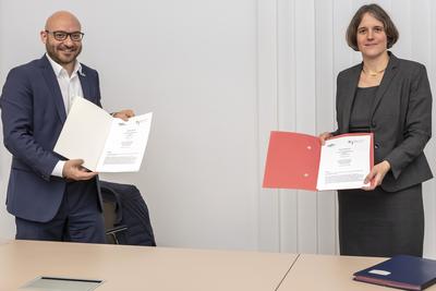 Bild vergrößern: Unterzeichnung einer AbsichtserklÃ€rung zwischen Uni-Stadt, Oberbürgermeister René Wilke und Universitätspräsidentin Prof. Dr. Julia von Blumenthal