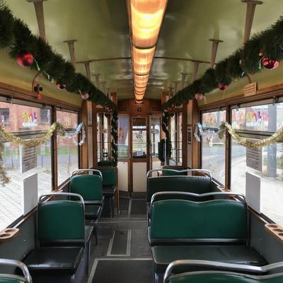 Bild vergrößern: Weihnachtlich geschmückte historische Straßenbahn