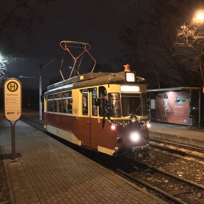 Bild vergrößern: Historische Straßenbahn bei Nacht