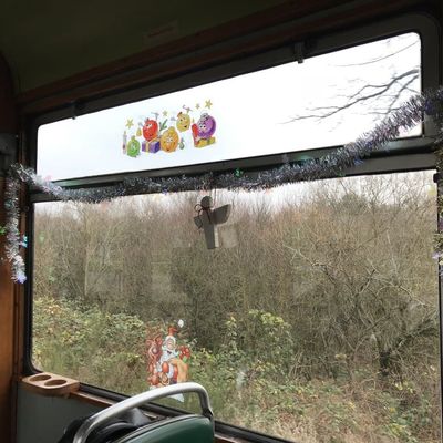 Bild vergrößern: Weihnachtlich geschmücktes Straßenbahnfenster