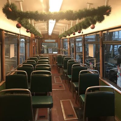 Bild vergrößern: Weihnachtlich geschmückte Straßenbahn innen am Abend