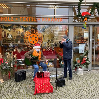Bild vergr&ouml;&szlig;ern: Musiker vor dem Laden der Gronenfelder Werkstätten