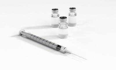 Bild vergrößern: Spritze und Impfstoff