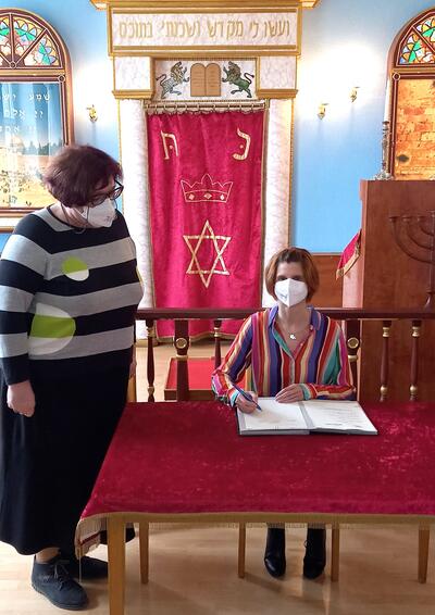 Bild vergrern: Dezernentin Milena Manns und die Vereinsvorsitzende der Jdischen Gemeinde Larissa Bargtel beim Unterzeichnen der Kooperationsvereinbarung