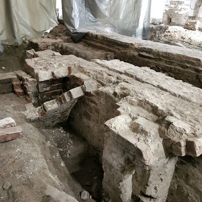 Archäologische Funde im Foyer des Rathauses