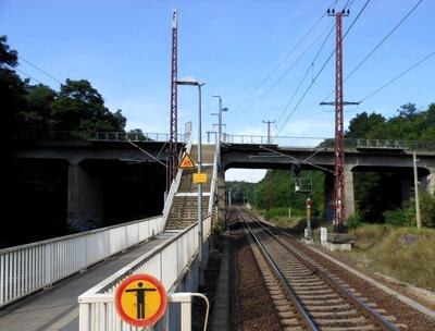 Bild vergrößern: Blick auf die Bahnhofsbrücke Rosengarten