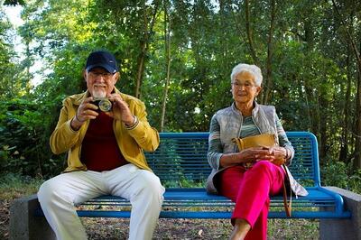 Bild vergrößern: Senior und Seniorin auf Bank sitzend