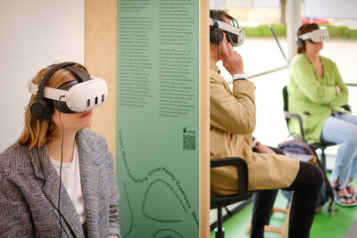 Publikum des Ausstellungstrucks „In Echt?" mit VR-Brillen