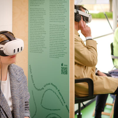 Publikum des Ausstellungstrucks „In Echt?" mit VR-Brillen