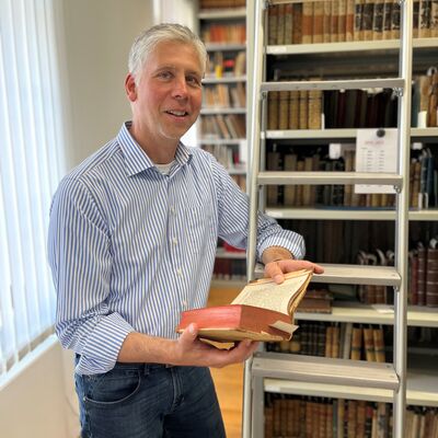 Neu am Museum Viadrina: Der Berliner Literaturwissenschaftler und Kurator Lutz Dittrich bearbeitet ein Forschungs- und Ausstellungsprojekt zur Frankfurter Literaturgeschichte. Das Foto zeigt ihn mit einem historischen Druck in der Museumsbibliothek.